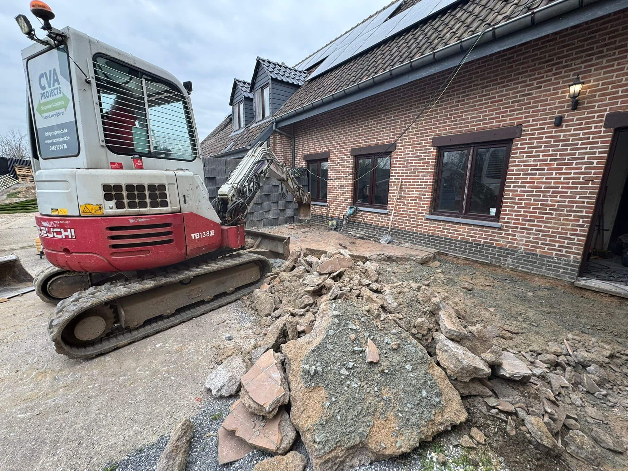 CVA Projects minigraver breekt de grond open bij een woning